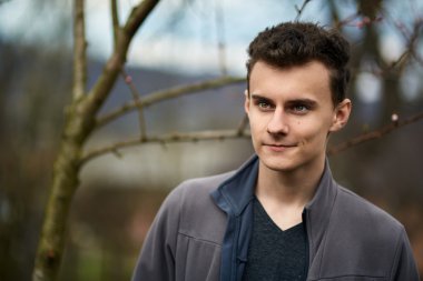 Yakışıklı genç çocuk açık