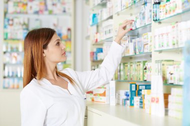 Eczacı kadın malzeme çekme tıp