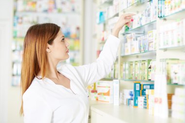 Eczacı kadın malzeme çekme tıp