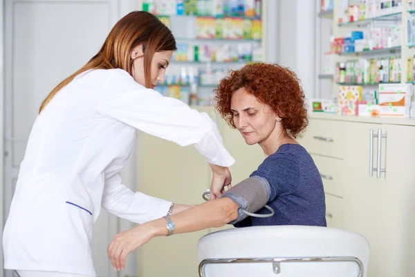 Medico controllando la pressione sanguigna — Foto Stock