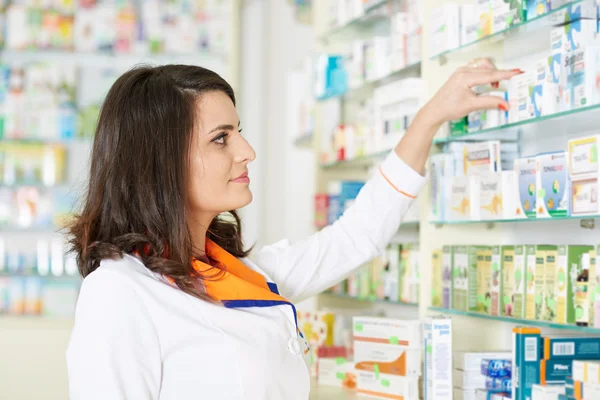 Farmacista donna raccogliendo medicina — Foto Stock