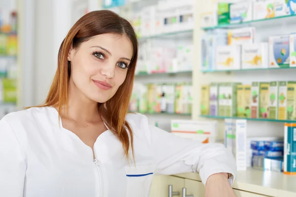 Primo piano di una farmacista donna — Foto Stock