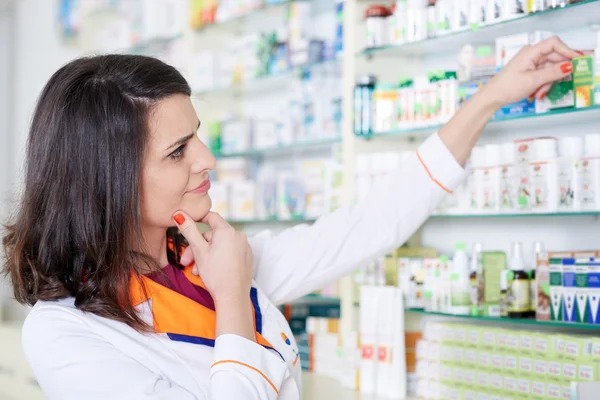 Фармацевтическая женщина выбирает лекарства — стоковое фото