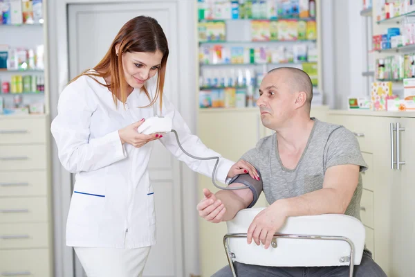 Doctor checking blood pressure — Stock Photo, Image