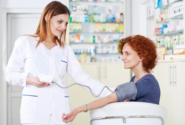 Medico controllando la pressione sanguigna — Foto Stock