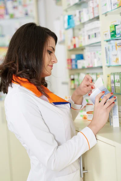 Farmacêutica mulher escolher remédio — Fotografia de Stock