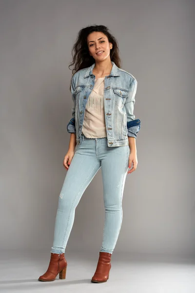 Cowgirl i blå jeans poserar — Stockfoto