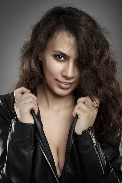 Glamorous woman  in leather jacket — Stock Photo, Image