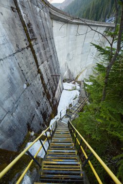 dağlarda beton baraj