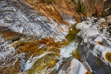 Romen Karpat Dağları nehirde