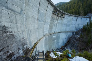 dağlarda beton baraj