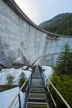 dağlarda beton baraj