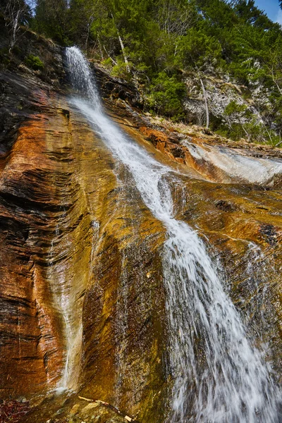 Cascada en rocas de colores — Foto de Stock