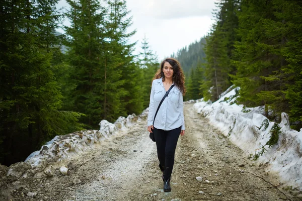 Woman tourist hiking — Stock Photo, Image