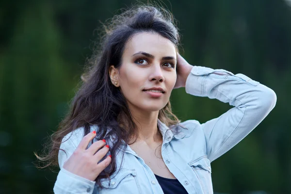 Bela hispânica mulher posando — Fotografia de Stock