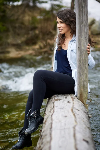 Femme touriste sur un pont en bois — Photo