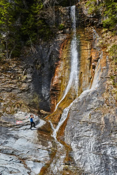 Cascada en rocas de colores — Foto de Stock