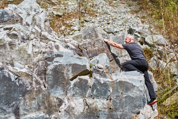 Hombre libre escalada en enormes rocas — Foto de Stock