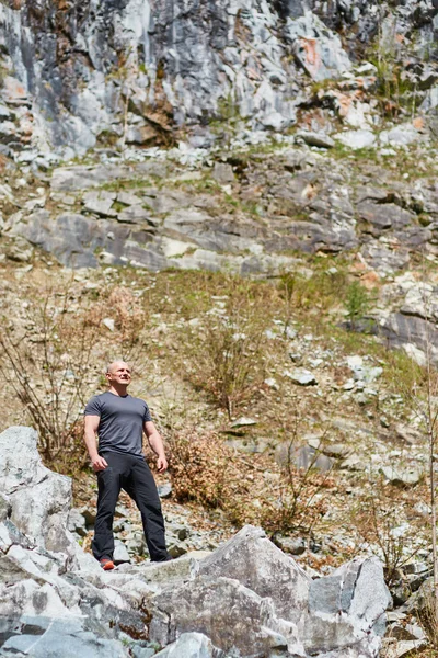 큰 돌에 서 있는 남자 도보 여행자 — 스톡 사진