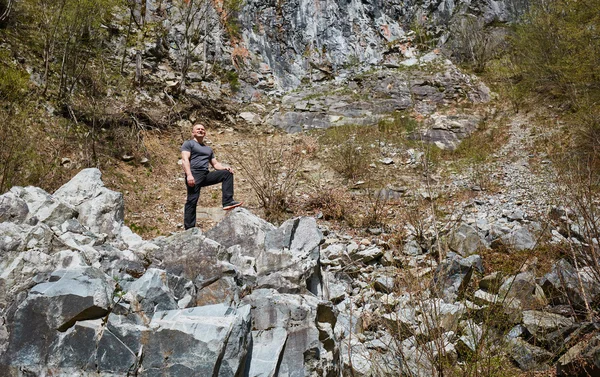 Mann Wanderer steht auf großen Steinen — Stockfoto