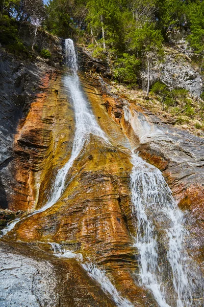 Wasserfall auf bunten Felsen — Stockfoto