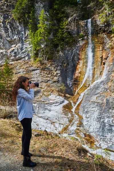 Toeristische met de camera opnamen een waterval — Stockfoto
