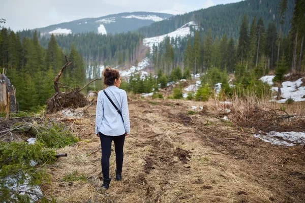 Turista presenciando un paisaje desolado —  Fotos de Stock