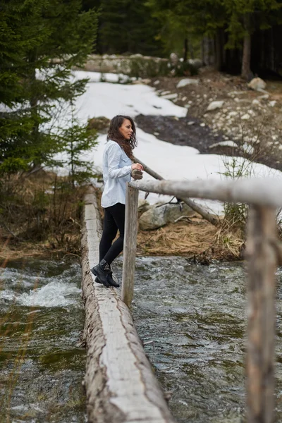 Vrouw toerist op een houten brug — Stockfoto