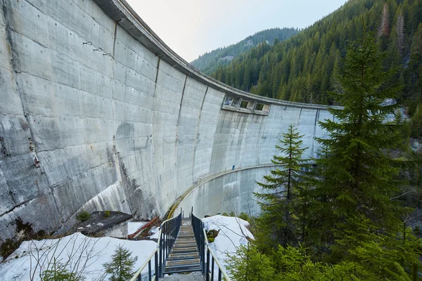 Barragem de concreto nas montanhas — Fotografia de Stock