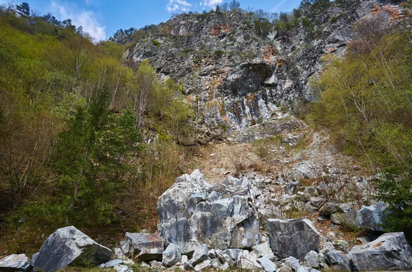 Огромная скала сорвалась с горы — стоковое фото