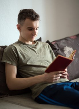 genç bir kitap okuma