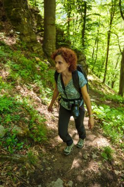 Sırt çantası ile kadın uzun yürüyüşe çıkan kimse trekking