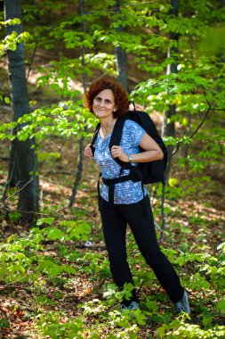 Sırt çantası ile kadın uzun yürüyüşe çıkan kimse trekking