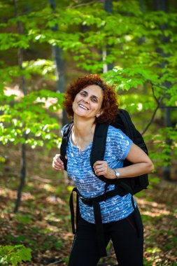Sırt çantası ile kadın uzun yürüyüşe çıkan kimse trekking