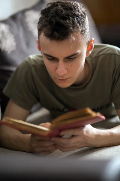 Tonåring läser en bok — Stockfoto