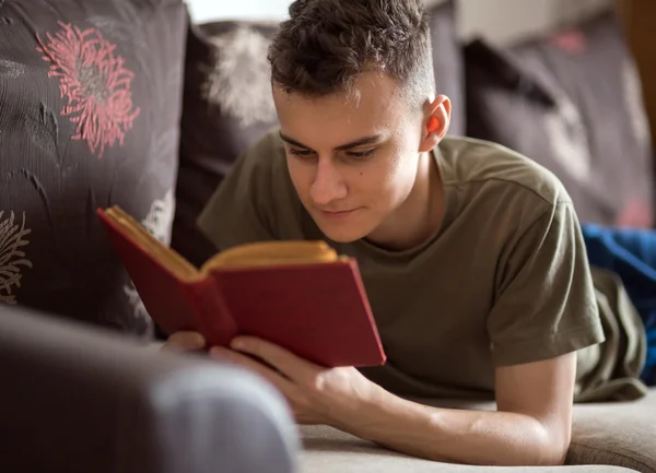 Tiener lezen van een boek — Stockfoto