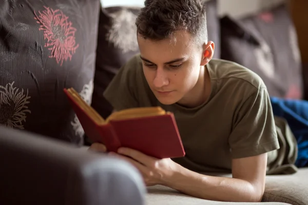 Tiener lezen van een boek — Stockfoto