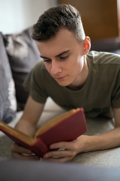 Tiener lezen van een boek — Stockfoto