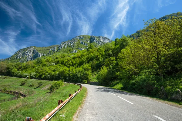 Straße in die Berge — Stockfoto