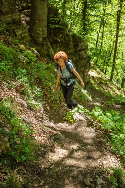 Mulher caminhante com mochila trekking — Fotografia de Stock