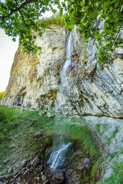 Wasserfall in den felsigen Bergen — Stockfoto