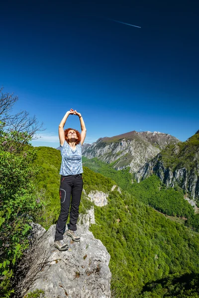 Glückliche Dame auf dem Gipfel des Berges — Stockfoto