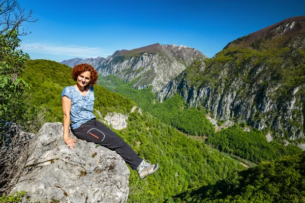 Glückliche Dame auf dem Gipfel des Berges — Stockfoto