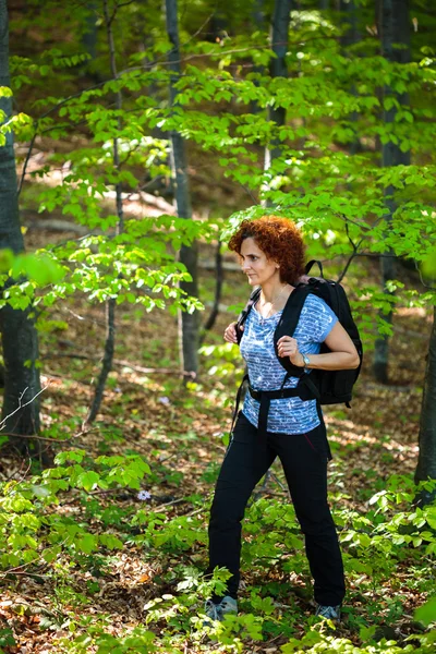 Escursionista donna con zaino trekking — Foto Stock