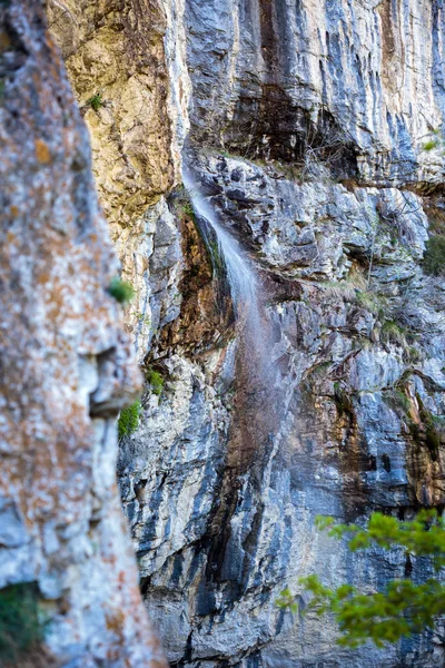 Cascada en las montañas rocosas — Foto de Stock