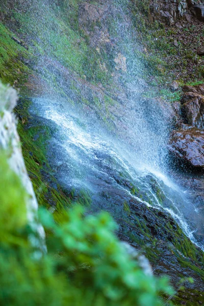 Wasserfall in den felsigen Bergen — Stockfoto