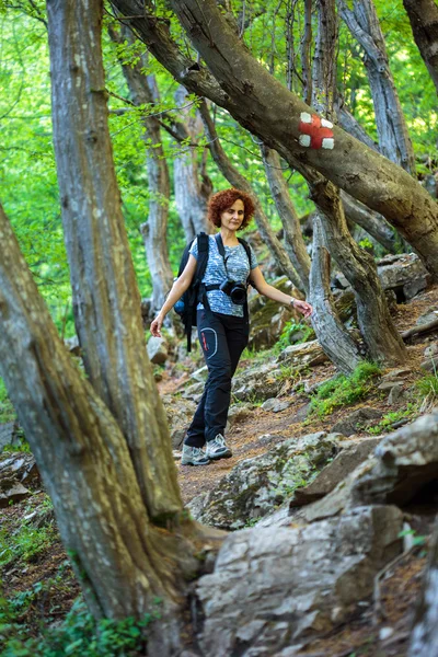 Mujer excursionista con mochila trekking — Foto de Stock