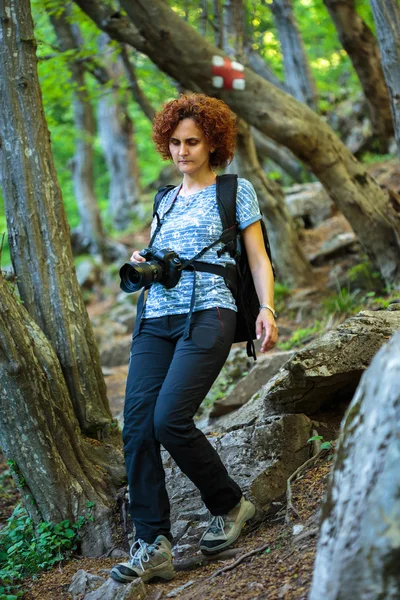 Vrouw wandelaar met rugzak trekking — Stockfoto