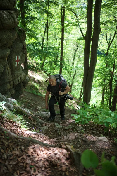 Nature photographer hiking on a trail — Stock Photo, Image