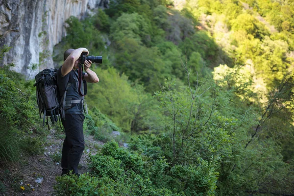 Fotógrafo de naturaleza senderismo en un sendero —  Fotos de Stock